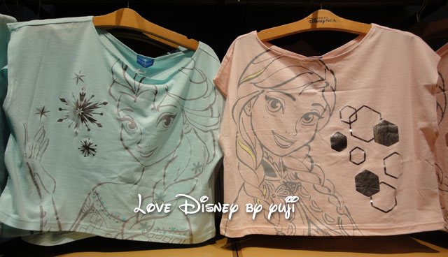 エルサのTシャツ（左）、アナのTシャツ（右）