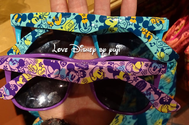 青いミッキーのサングラス（上）と紫のミニーのサングラス（下）