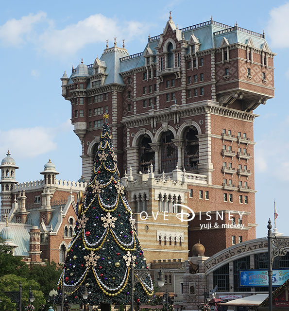 アメリカンウォーターフロントにあるクリスマスツリーとタワー・オブ・テラー