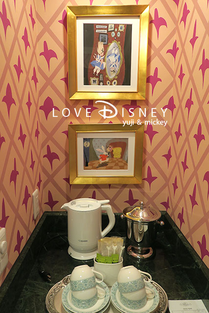 お泊りディズニー「ディズニーふしぎの国のアリスルーム」電気湯沸しポット＆無料のコーヒー、お茶