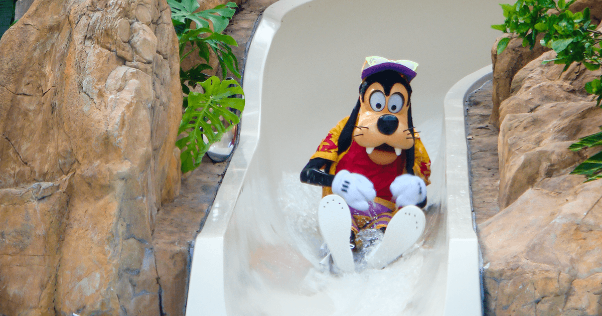 香港ディズニーランド「ディズニー・ハリウッド・ホテル」ウォータースライダーではしゃぐグーフィーの写真！