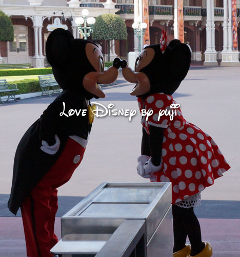 開園前グリーティング ミッキー ミニーのキス画像 Love Disney