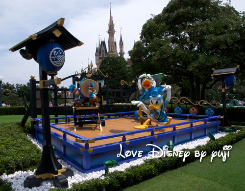 ディズニー夏祭り・飾付・プラザ・ドナルド