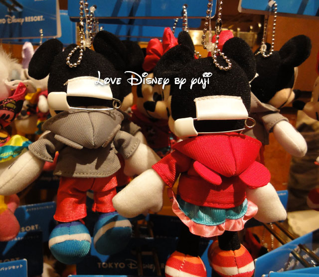 ミッキーとミニーの冬服ぬいぐるみバッチ、東京ディズニーリゾートのグッズ