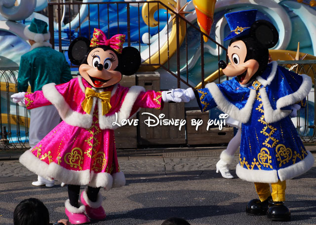 雪の中のミッキーとミニーのダンスシーン キス画像 カラフルホリデーグリーティング Love Disney