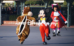 ランドの開園前グリーティング！ミッキー＆デールのたわむれ