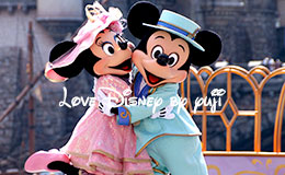 ミッキー広場の立ち見で撮影した「ファッショナブル・イースター」のミッキーとミニー2ショット