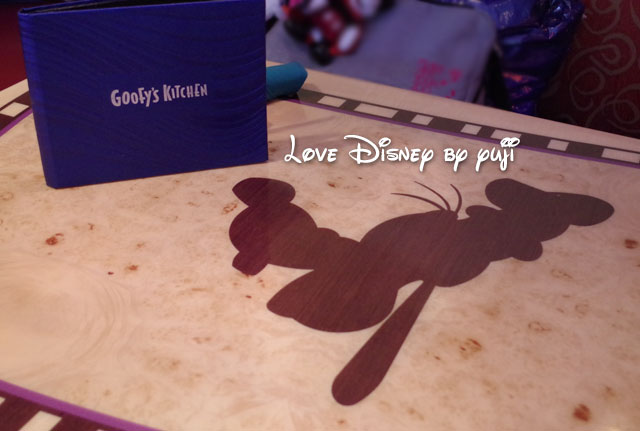 グーフィーズ キッチンの グーフィー と 店内飾付 と 無料の缶バッジ 紹介 Love Disney