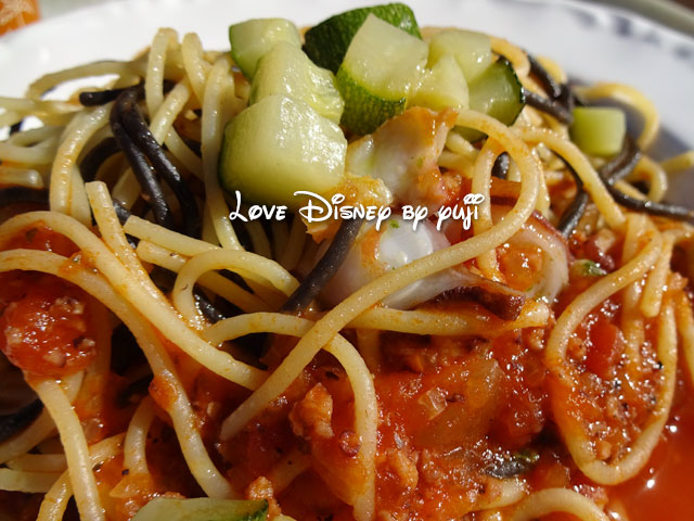 スパゲッティ、タコとズッキーニのトマトソース