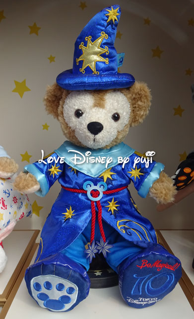 2012年1月の東京ディズニーシー10thアニバーサリー「Be Magical!」のコスチュームを着たダッフィー