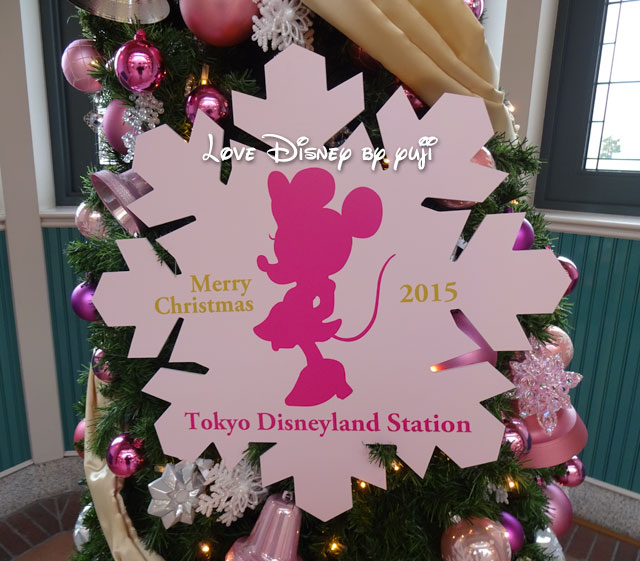 東京ディズニーランド・ステーションの改札外のクリスマスツリー（ミニー）
