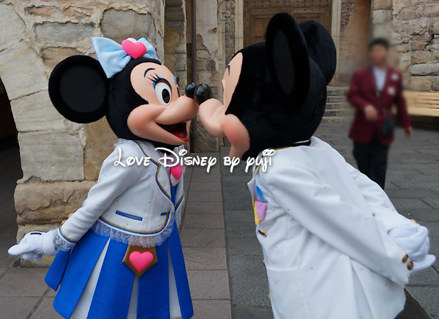 東京ディズニーシーのグリーティング（ミッキーとミニーのキス）