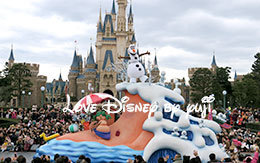 シンデレラ城をバックに撮影した「フローズンファンタジーパレード」