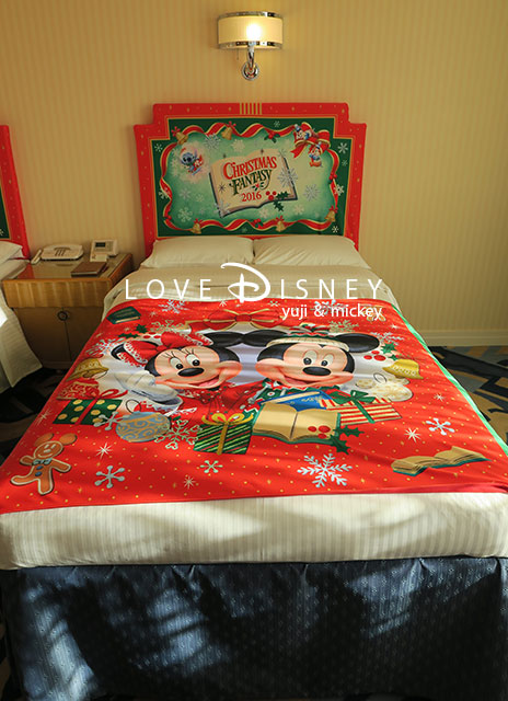 「クリスマス・ファンタジー」デコレーションの客室（ベッド）ミッキー＆ミニー