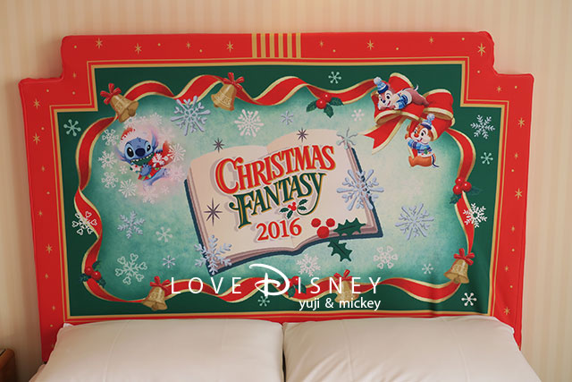 「クリスマス・ファンタジー」デコレーションの客室（ベッド）枕元