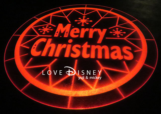 クリスマス・ウィッシュ2016の夜景（ポートディスカバリーのディズニーシー・エレクトリックレールウェイのレール下の照明）MerryChristmasロゴ