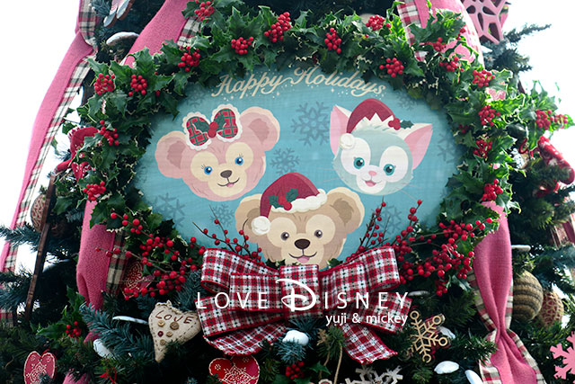 ケープコッドにあるダッフィーのクリスマスツリーに飾られている看板