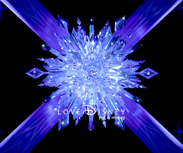 ワールドバザール中央天井にある氷の結晶（アナとエルサのフローズンファンタジー2017の夜景）