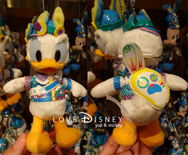 TDL「ディズニー・イースターのグッズ」ドナルドのぬいぐるみバッジ（前／後）