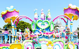 プラザ（シンデレラ城前）のデイジーフロート停止位置で撮影した「うさたま大脱走」！