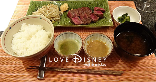 ビーフテンダーロインステーキとご飯とお味噌汁と香の物