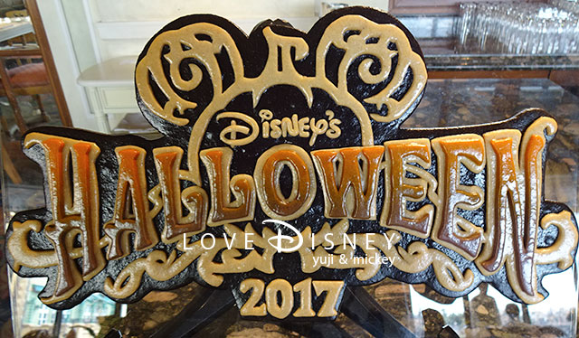 バーカウンターにある「ディズニー・ハロウィーン」の飾りパン