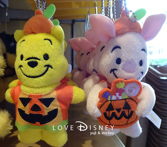 TDL＆TDS共通「ディズニー・ハロウィーン2017」グッズ（くまのプーさんとピグレットのぬいぐるみストラップセット）