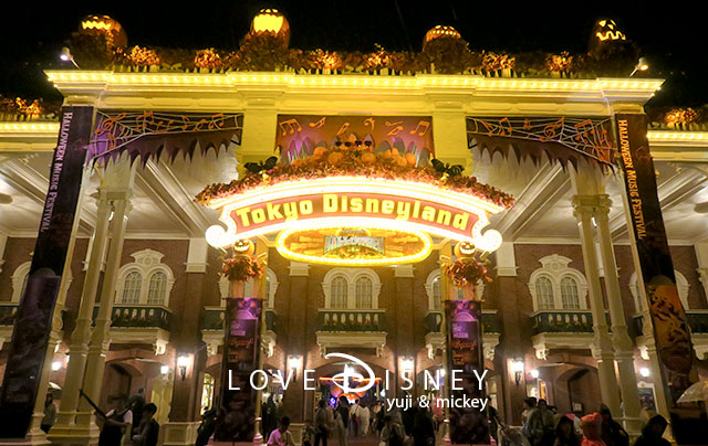 TDL「ディズニー・ハロウィーン2017」の夜景（ワールドバザール入り口）