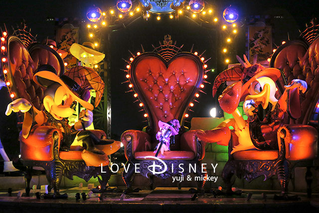 TDL「ディズニー・ハロウィーン2017」の夜景（プラザのミニー＆デイジー＆クラリスのフォトロケーション）その2