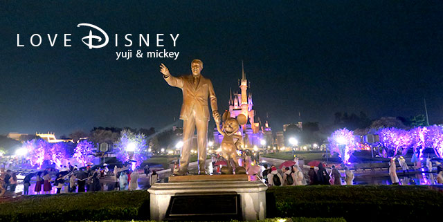 TDL「ディズニー・ハロウィーン2017」の夜景（パートナーズ像とシンデレラ城）