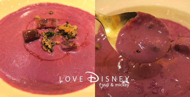 クリーミーな紫芋のスープ、黒ゴマのクランブルを添えて