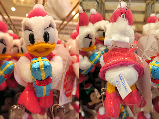 TDL「クリスマス・ファンタジー2017グッズ」デイジーのぬいぐるみバッジ（前/後）