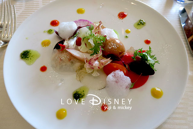 タラバ蟹と蕪のラヴィオリ仕立てとオマール海老のブランマンジェ、柚子のフォームとパプリカソース