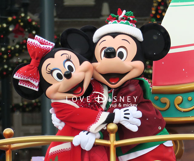 TDL「ディズニー・クリスマス・ストーリーズ」ハグをするミッキーとミニー