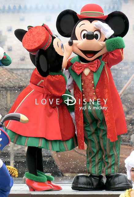 ミッキー広場で撮影したパーフェクト・クリスマス2017のミッキーマウスとミニーマウスのキス（その1）
