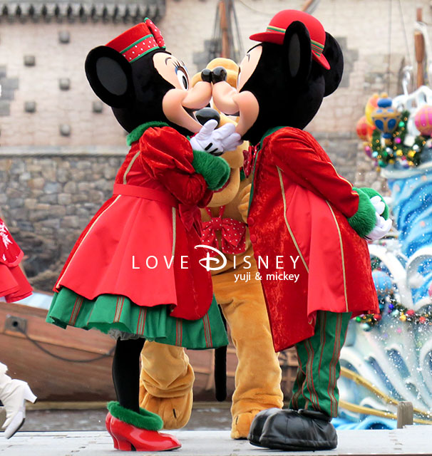 ミッキー広場で撮影したパーフェクト・クリスマス2017のミッキーマウスとミニーマウスのキス（その2）