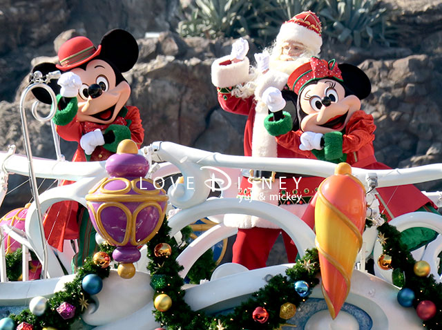 ミッキー広場で撮影したパーフェクト・クリスマス2017のミッキーマウスとミニーマウスとサンタ