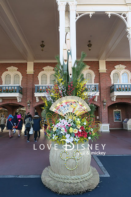 TDL「2018年お正月飾付」ワールドバザール入り口の門松