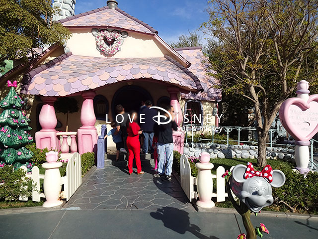 Disneylandのトゥーンタウンにあるグリーティング施設「ミニーの家」入り口