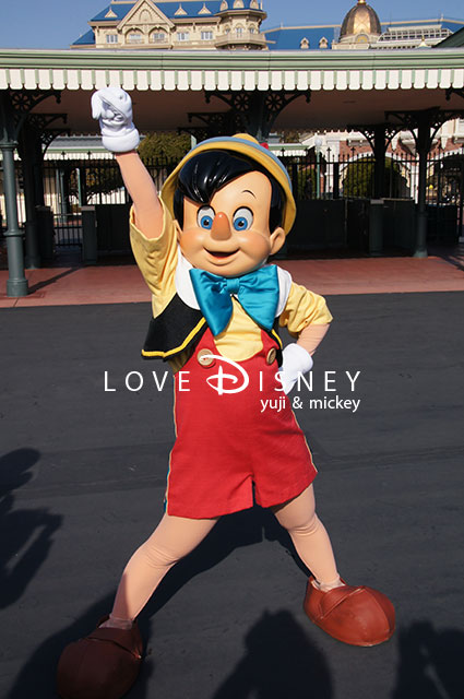東京ディズニーランドのエントランスで会えるピノキオ（その2）