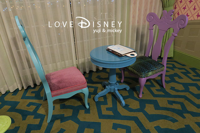 お泊りディズニー「ディズニーふしぎの国のアリスルーム」テーブル＆椅子