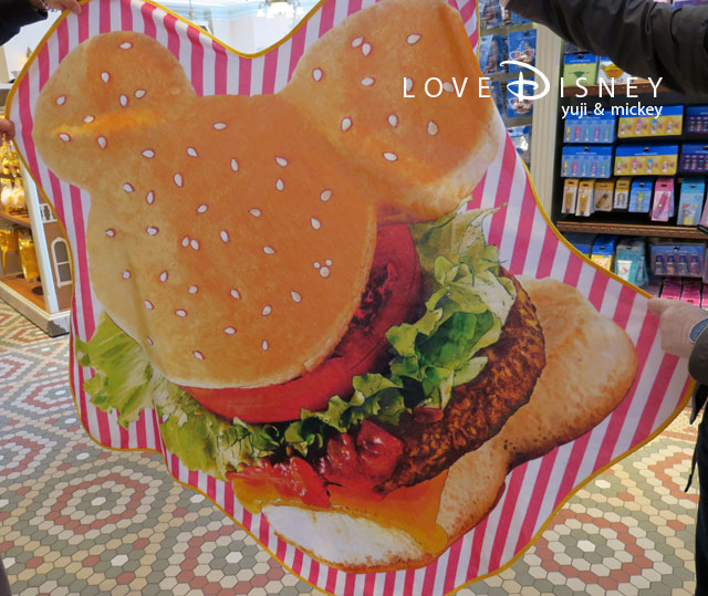 TDR「パーク内のフード＆包材デザインのグッズ」ハンバーガーのタオル