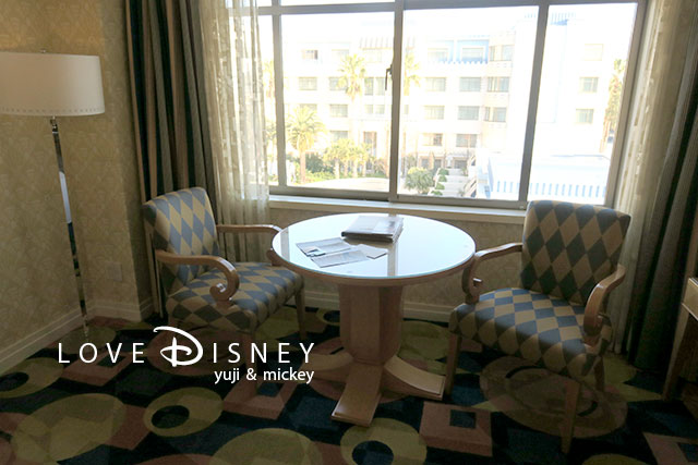 ディズニーアンバサダーホテル「スタンダードフロア、スーペリアルーム」テーブル＆椅子