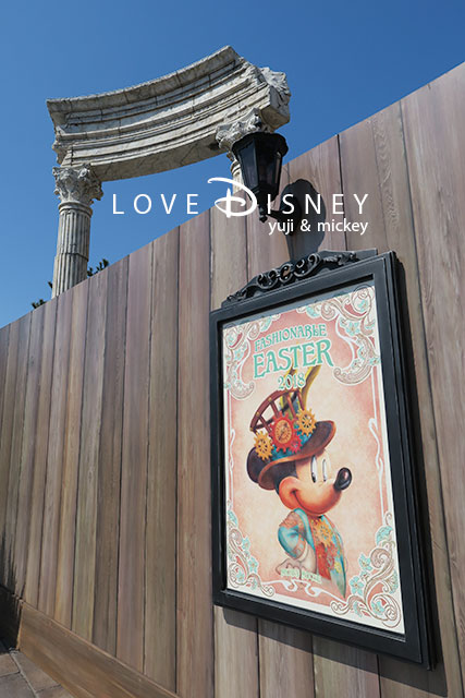 「ディズニー・イースター2018の飾付（デコレーション）」ザンビーニ・ブラザーズ・リストランテ裏の坂道にあるミッキーのポスター