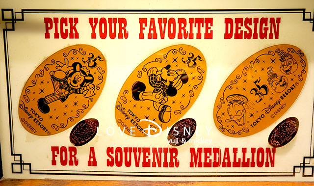 ウエスタンウエアにある35周年スーベニアメダル（ミッキー＆カンパニーのミッキー/農夫姿ミッキー/ドナルド＆チップ＆デール）