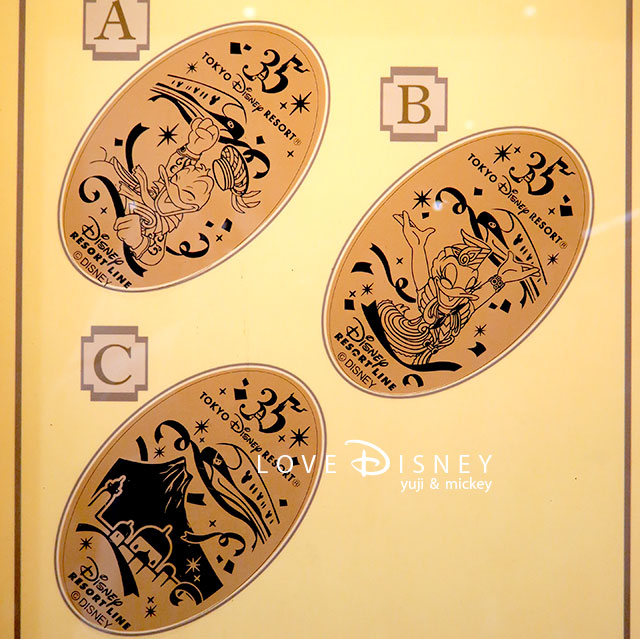 東京ディズニーシー・ステーションにあるスーベニアメダル（35周年ドナルド/35周年デイジー/35周年リゾートライン）