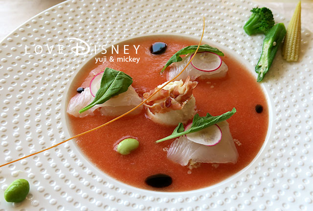 真鯛をマリネとムースの2種のスタイルでフレッシュトマトのソースとブラックオリーヴのオイルをアクセントに（ベッラヴィスタ・ラウンジのディズニー・パイレーツ・サマー2018ランチコース）
