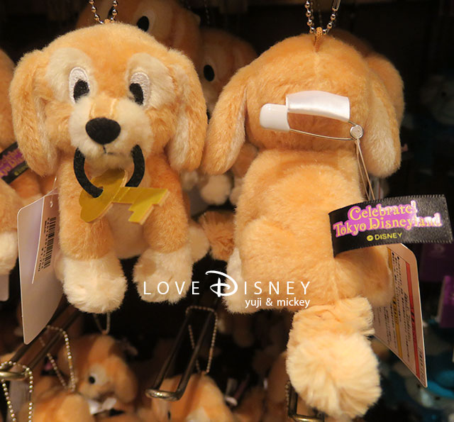 「カリブの海賊」の犬のぬいぐるみバッジ（前/後）「Celebrate!TokyoDisneyland」グッズ