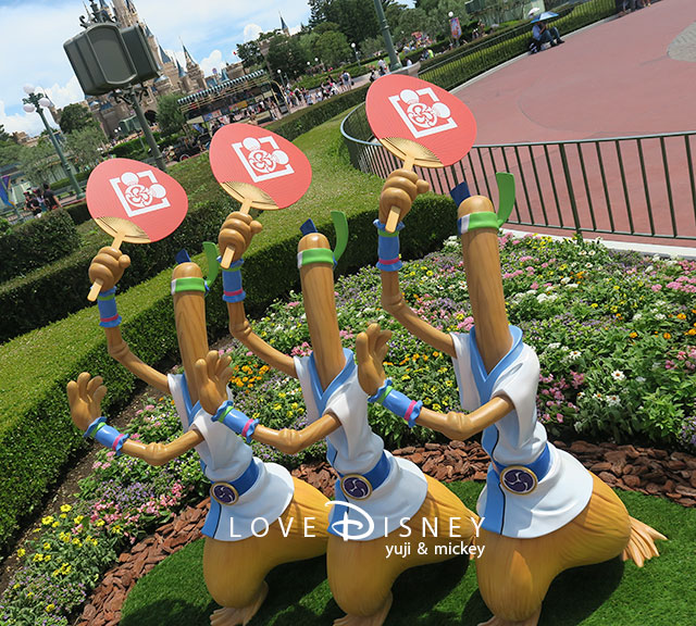 TDL「ディズニー夏祭り2018」飾付け（デコレーション）パートナーズ像付近（ほうき）