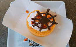 ディズニー・パイレーツ・サマー2018グルメ「オレンジクリームのキャラメルロールケーキ、スーベニアプレート付き」